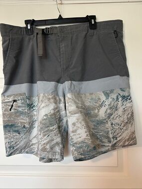 Realtree Gray and Teal Patterned Flat-Front Shorts